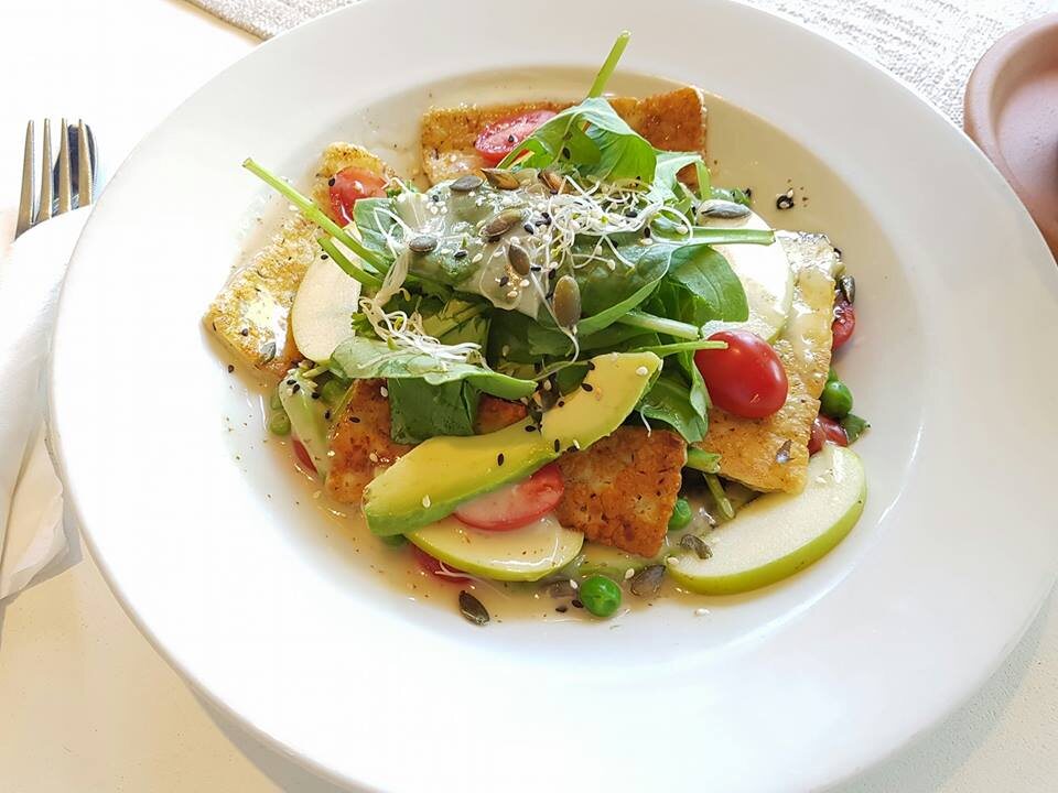 Halloumi salad with avocado, tomatoes and fresh leaves